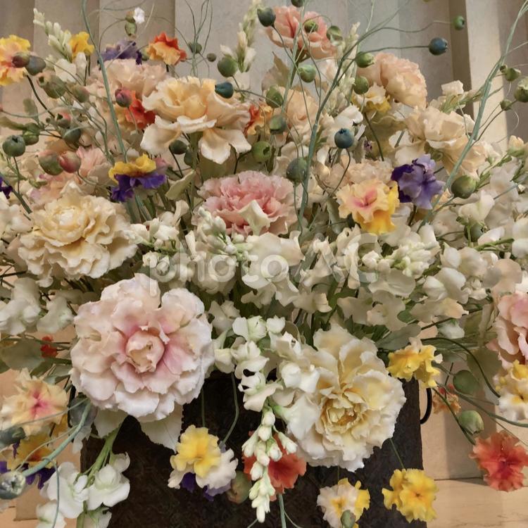 お花の沢山の花瓶　淡色 淡色,お花,花瓶の写真素材