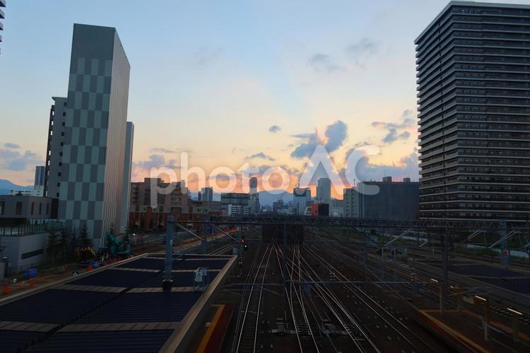 夕暮れの苗穂駅 夕焼け,夕暮れ,街の写真素材