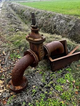 畑のゲートパルプ ゲートバルブ,仕切り弁,畑の写真素材