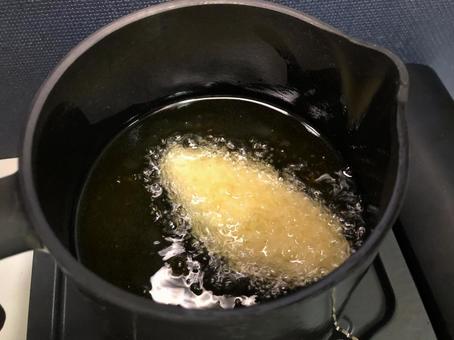 鋳鉄ポットで魚の白身フライを揚げる 鋳鉄ポットで魚の白身フライを揚げるの写真
