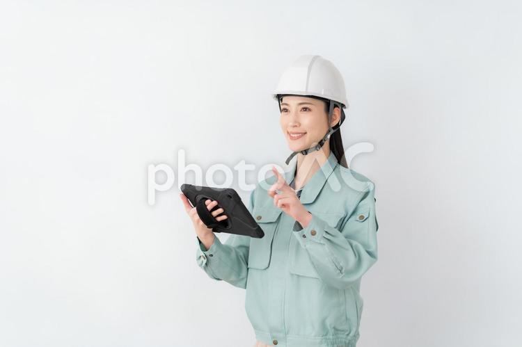 白バックの作業服のビジネスウーマン 不動産,建築,ビジネスの写真素材