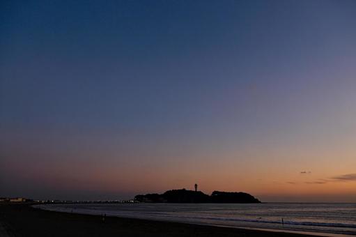 夕暮れ時の江の島のシルエット 夕暮れ時の江の島のシルエットの写真