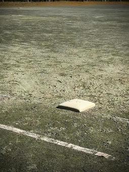 野球の一塁ベース 野球の一塁ベースの写真