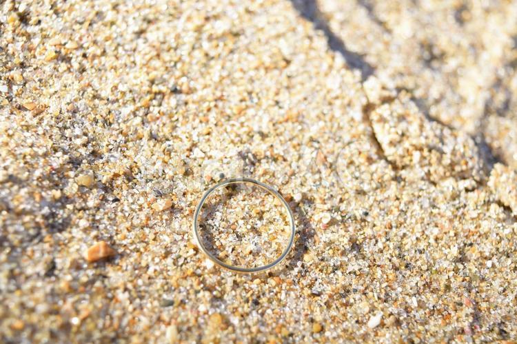 砂浜に置いた指輪 砂浜,指輪,リングの写真素材