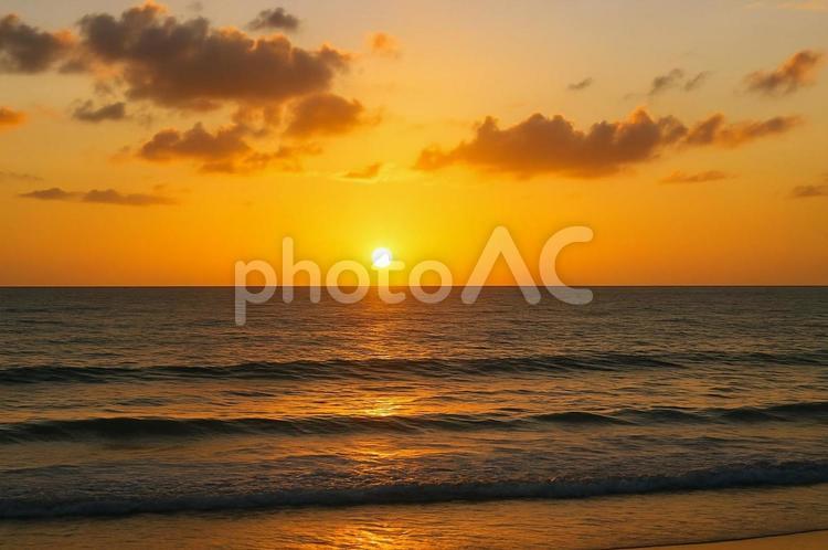 夕日が沈む静かな海辺・サンセット・夕暮れ 夕日,サンセット,海辺の写真素材
