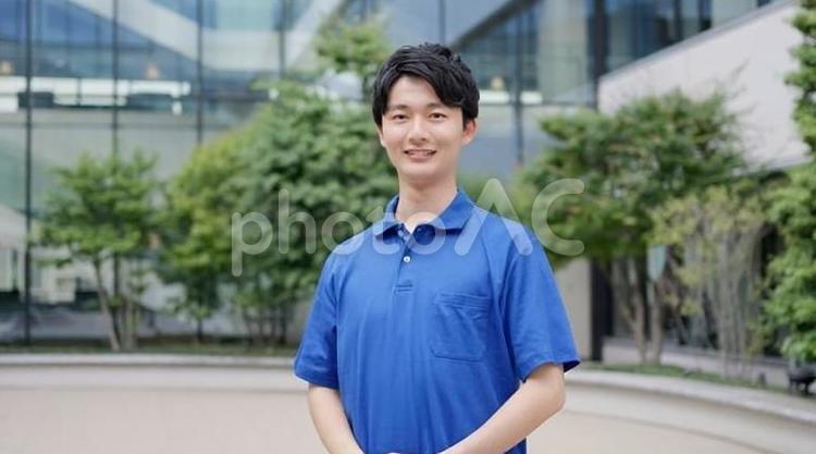 笑顔で立つ男性介護士 介護士,笑顔,医療従事者の写真素材