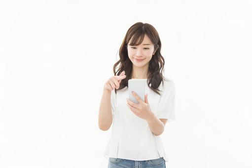 若い女性 スマートフォン 若い女性 スマートフォンの写真