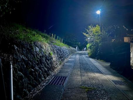 夜の坂道 夜の坂道 路地,狭い道,夜の写真素材