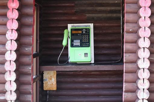 木で囲まれた緑の公衆電話 公衆電話,電話ボックス,電話の写真素材