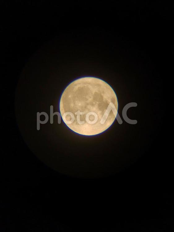 双眼鏡から覗いた満月 月,月夜,夜の写真素材