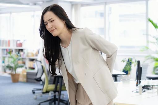 オフィスで体調が悪くなるビジネスウーマン オフィスで体調が悪くなるビジネスウーマン ビジネス,女性,オフィスの写真素材