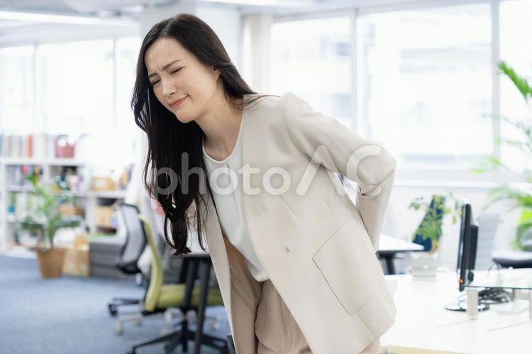 オフィスで体調が悪くなるビジネスウーマン ビジネス,女性,オフィスの写真素材