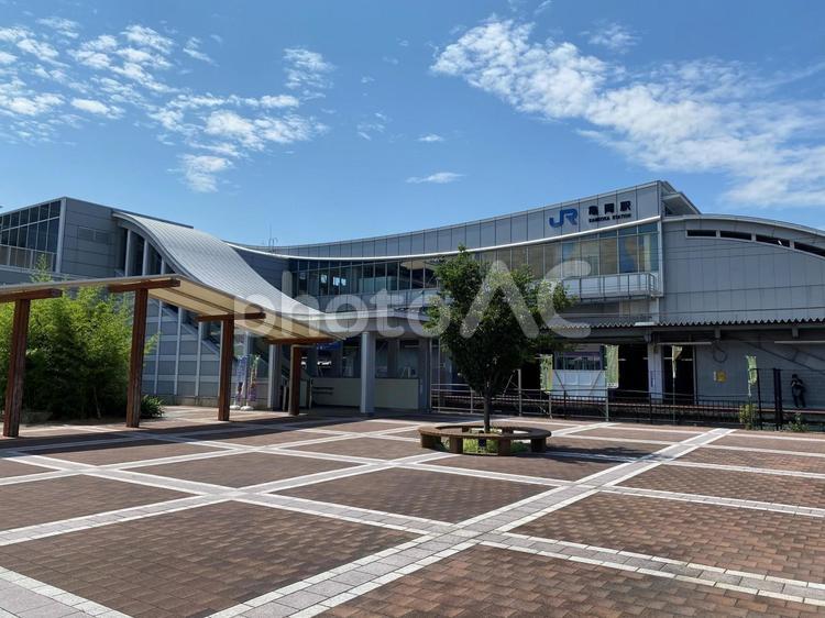 JR嵯峨野線「亀岡」駅舎 駅,嵯峨野線,jr西日本の写真素材