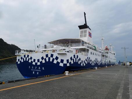 岡田港　さるびあ丸 さるびあ丸,大型船,岡田港の写真素材