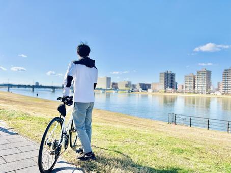 サイクリング　男性　川沿い サイクリング,自転車,ロードバイクの写真素材