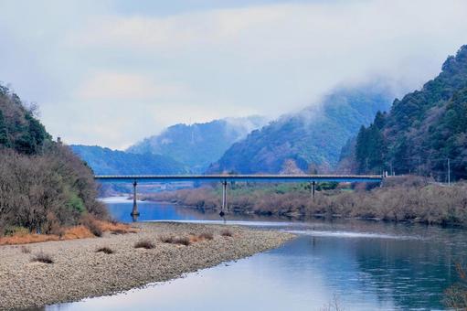 中国地方最大の河川・江の川と橋 中国地方最大の河川・江の川と橋の写真