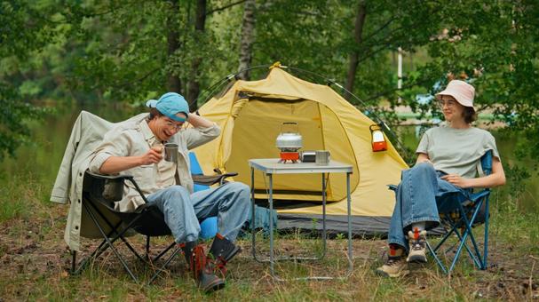 森の中でキャンプを楽しむ2人 男女,外国人,キャンプの写真素材