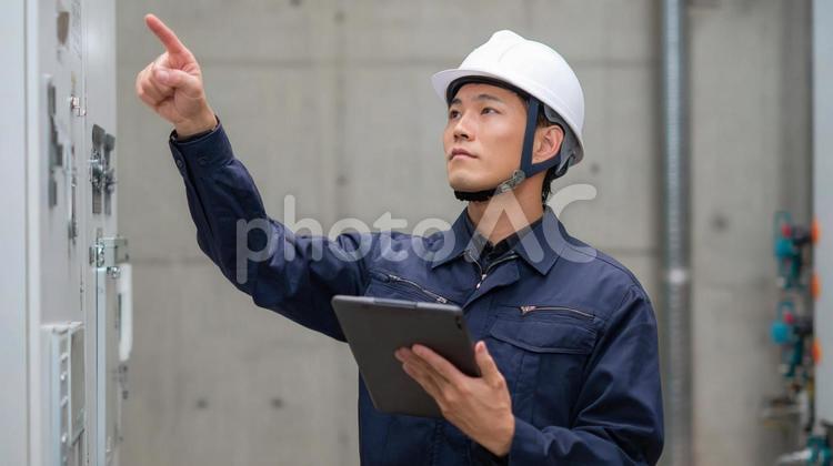 点検作業中の男性作業員 作業員,工場,点検の写真素材