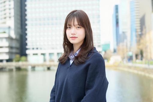カメラ目線で微笑む女子高生 高校生,中学生,女性の写真素材