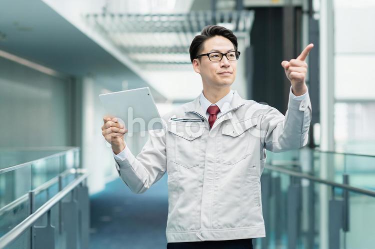 タブレットを使う男性エンジニア 日本人,男性,人物の写真素材