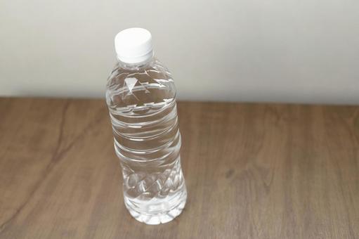 水 水 ペットボトル,ミネラルウォーター,飲み物の写真素材