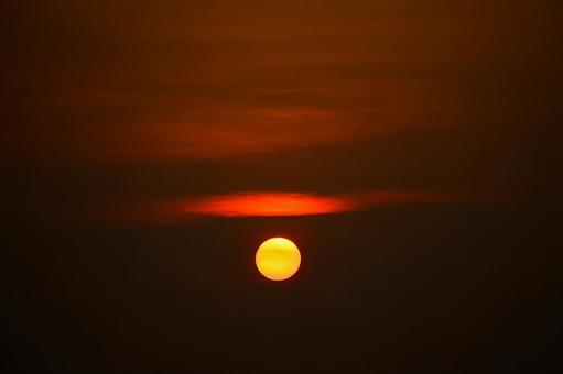 宵闇へ 宵闇へ 夕日,灯台,夏の写真素材