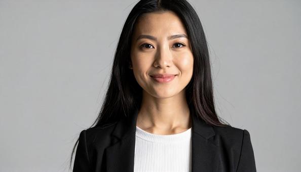 自信に満ちた笑顔のビジネスウーマン 自信に満ちた笑顔のビジネスウーマンの写真