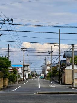 町外れの住宅街の道路 道路,町外れ,住宅街の写真素材