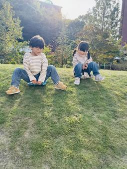 芝生で遊ぶ子供 芝生,自然,子供の写真素材