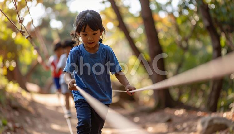 スラックライン　綱渡りをして遊ぶ子供 スラックライン,綱渡り,遊びの写真素材