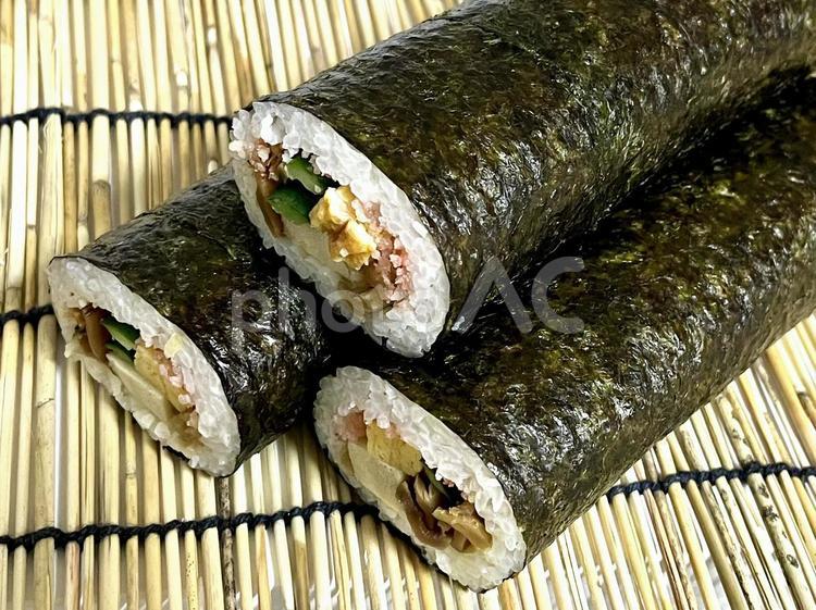 巻き寿司　斜めアップ 巻き寿司,寿司,食べ物の写真素材