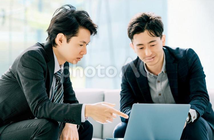 打ち合わせをする2人の男性ビジネスマン 男性,打ち合わせ,2人の写真素材