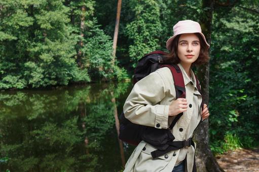 視線を向ける女性キャンパーの写真