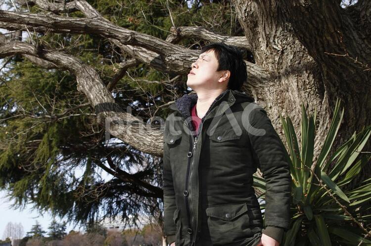 ポーズをとる若い男性 01 男,ポートレート,日本人の写真素材