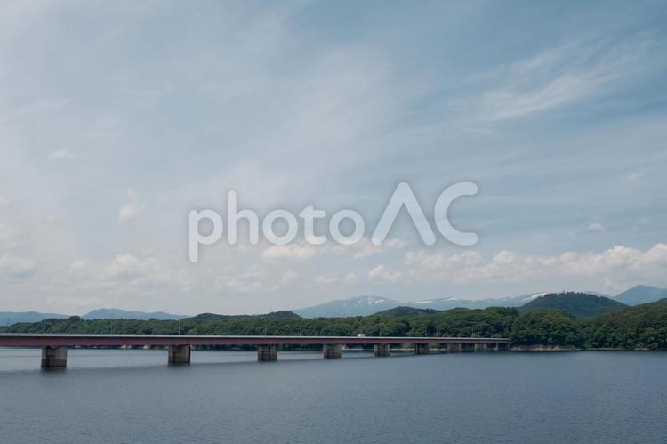 御所ダム　御所湖にかかる繋大橋の風景　 御所ダム,御所湖,春の写真素材