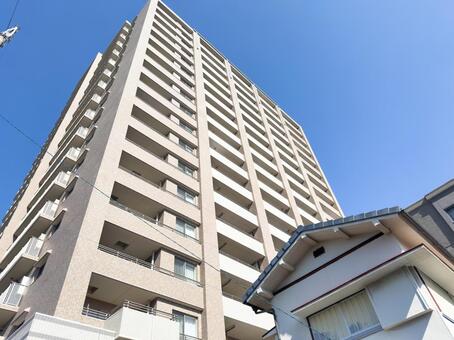 青空に映えるマンション  マンション,集合住宅,不動産の写真素材