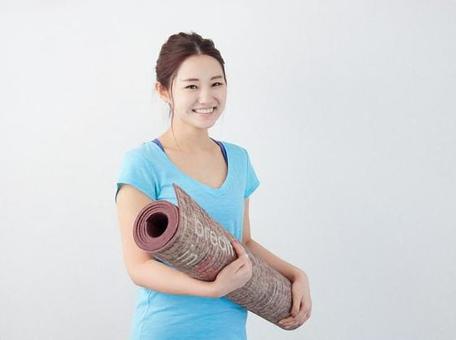 上瑜伽學校的亞裔婦女 上瑜伽學校的亞裔婦女