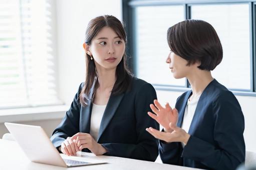 打ち合わせをする女性二人 打ち合わせをする女性二人 打ち合わせ,会議,ビジネスの写真素材