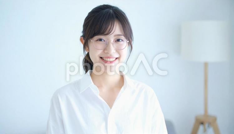 清潔感のあるカメラ目線の女性 女性,1人,20代の写真素材