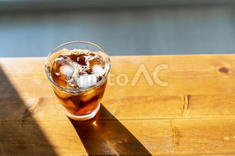 アイスコーヒー　コップ　テーブル　氷 アイスコーヒー,コーヒー,氷の写真素材