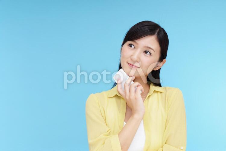 スマートフォンを持つ笑顔の女性 女性,スマートフォン,女の写真素材
