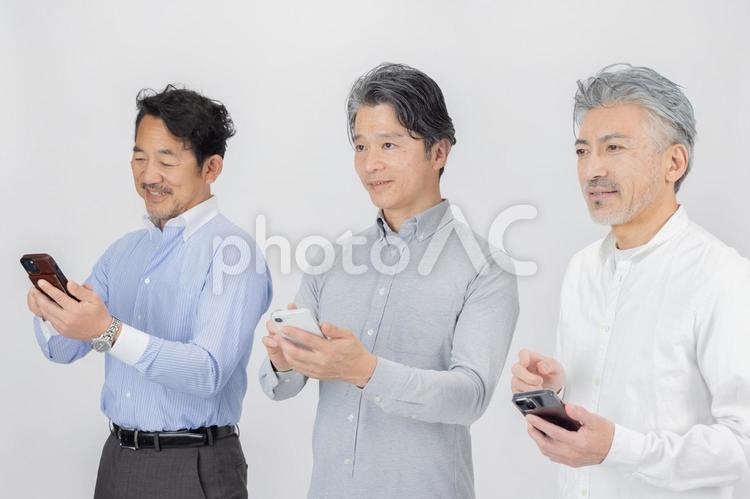スマートフォンで検索するミドルエイジ男性 男性,スマートフォン,検索の写真素材