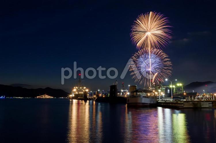 呉の夏祭り海上花火大会の風景　黄、青連発 花火,花火大会,打ち上げ花火の写真素材