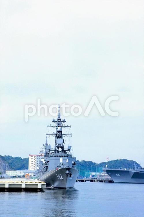 横須賀港に停泊する護衛艦 神奈川,横須賀,護衛艦の写真素材