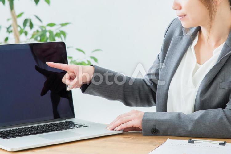 PCで説明するビジネスウーマン パソコン,ビジネス,説明の写真素材