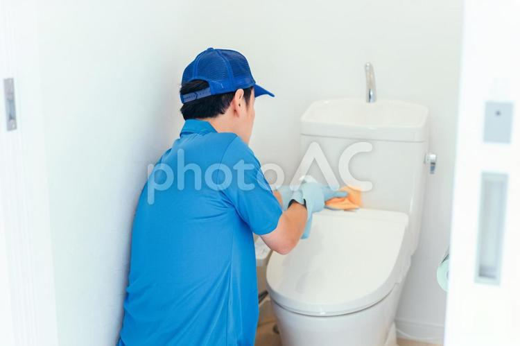 トイレの掃除をする作業着の男性 清掃業,清掃員,トイレの写真素材