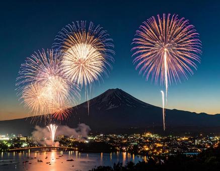 夏の夜空に咲く花火 夏の夜空に咲く花火の写真