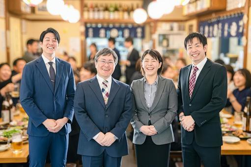 宴会とビジネスマン達 宴会とビジネスマン達 忘年会,新年会,送別会の写真素材