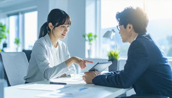 タブレットで打ち合わせするビジネス社員 タブレットで打ち合わせするビジネス社員の写真