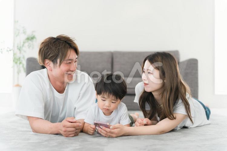 家でスマホ・スマートフォンを見る家族 スマートフォン,子供,遊ぶの写真素材